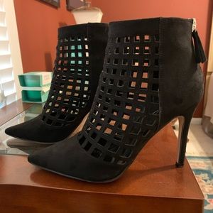 Gorgeous ALDO Black windowpane booties Size 6.5